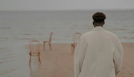 Abraçar la complexitat. Etapes de presa de consciència racial per a persones racialitzades i blanques.